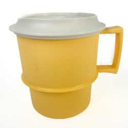 Gult retro krus med l�g � Tupperware