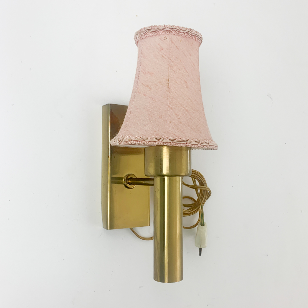 Messing væglampe med rosa lampeskærm - Art Nuvo - Antik & Vintage